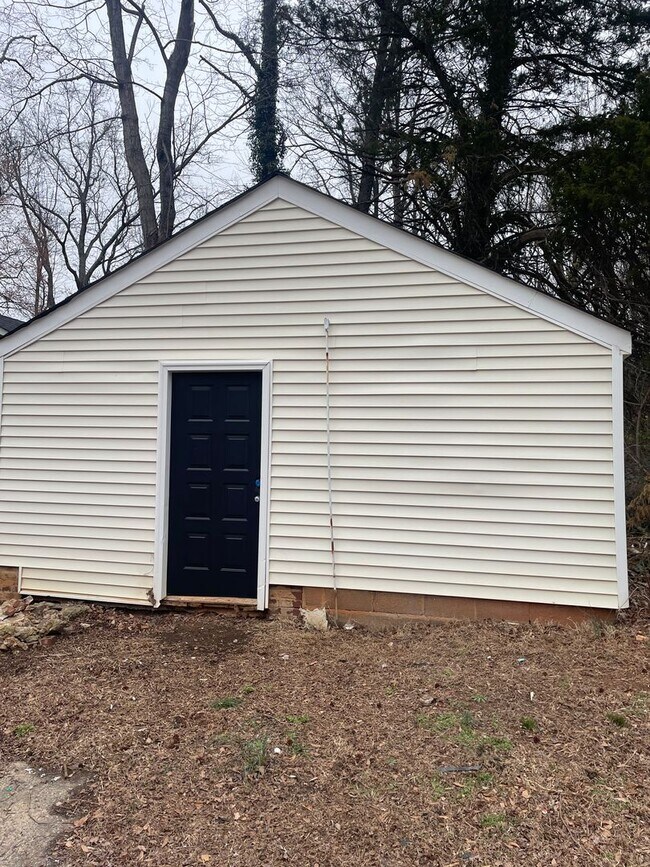 Building Photo - 715 Newton St