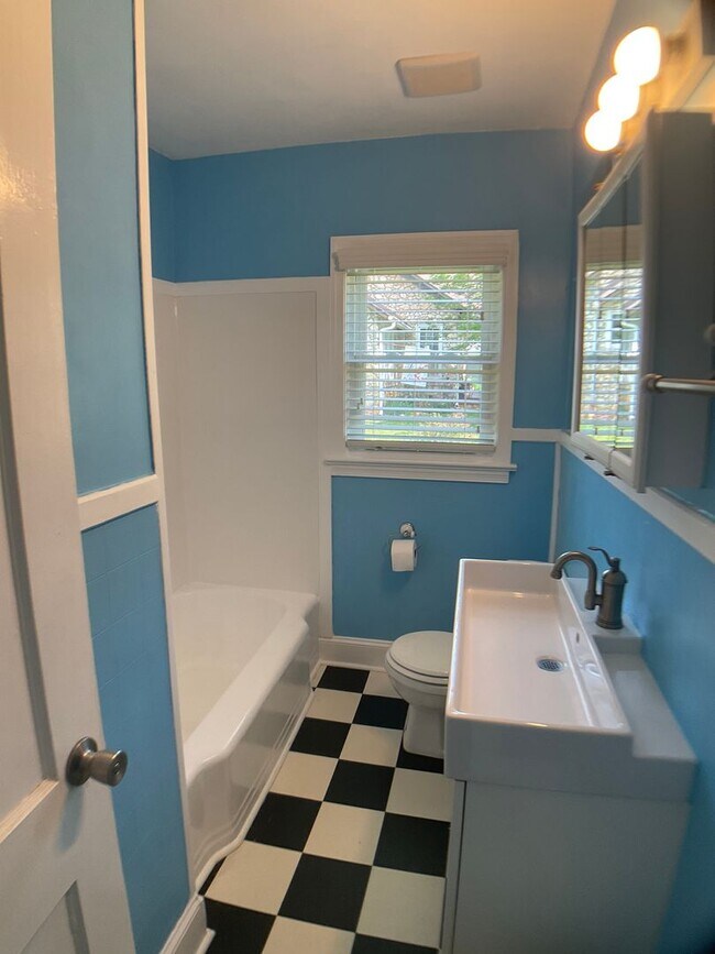 Building Photo - Well Kept Bungalow in Downtown Mebane!