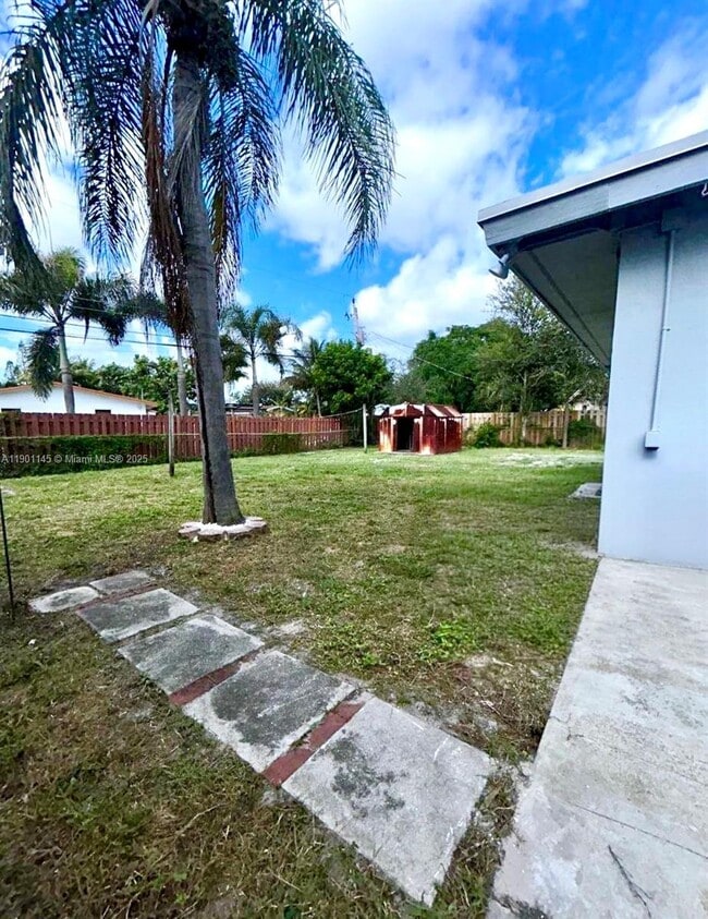 Building Photo - 1725 NW 9th Ave