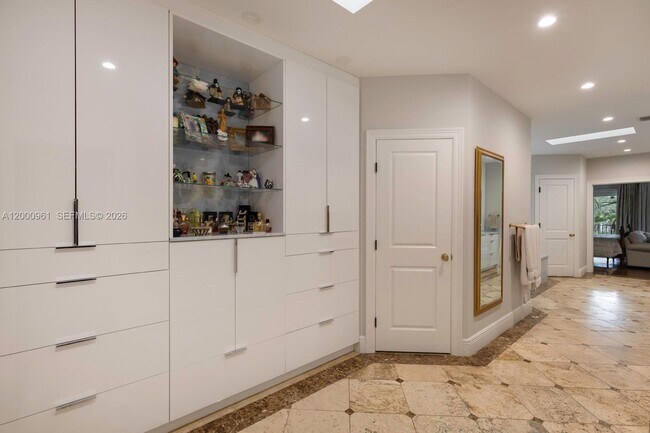 Building Photo - 10100 Lakeside Dr