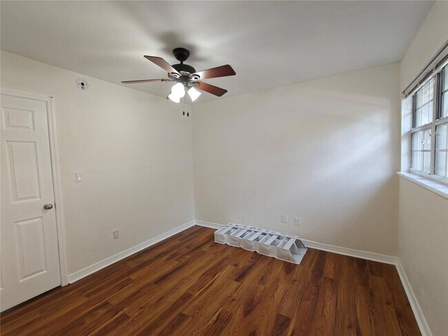 Building Photo - 620 SW 10th Ln