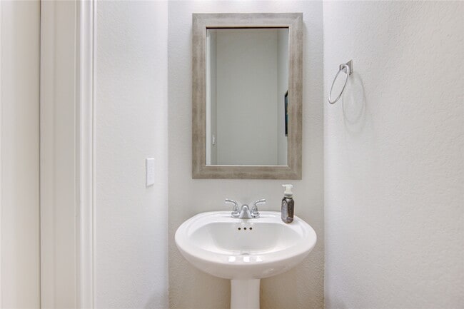 Building Photo - 1930 Creekwood Cv