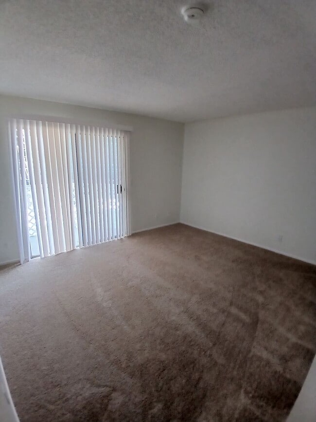 Building Photo - !!!!! Large 2BD Condo with parking in Alamitos !!!!