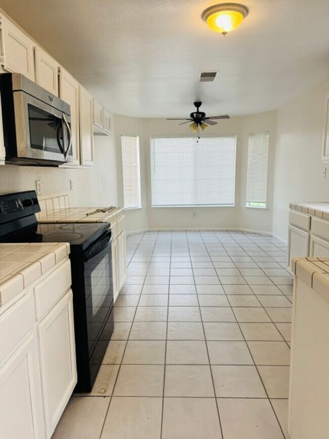 Building Photo - 9004 Pineridge Way