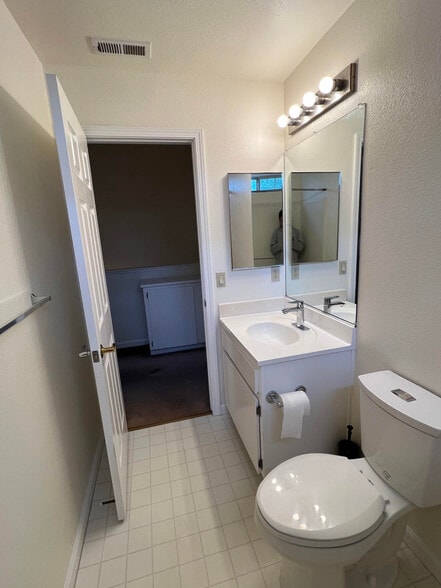 Main Bathroom - 1159 La Rochelle Terrace