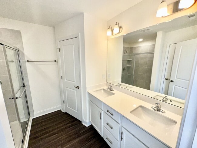Building Photo - Bed 2.5 Bath End Unit Townhome In a Prime Location!!