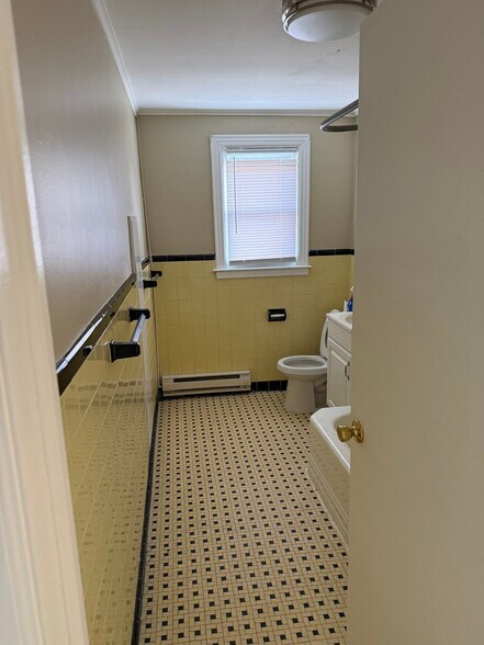 Building Photo - 35 W Main St