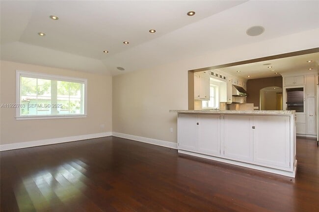 Building Photo - 1400 Alberca St