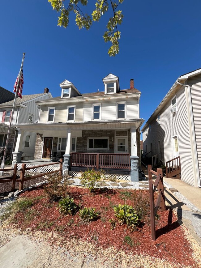 Primary Photo - Move-in ready and well-maintained, this 4-...