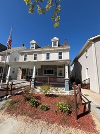 Building Photo - Move-in ready and well-maintained, this 4-...
