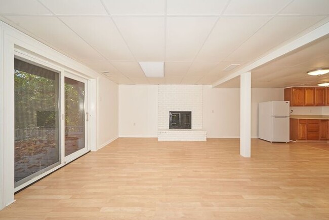 Building Photo - Spacious 3 Bedroom with Finished Basement ...