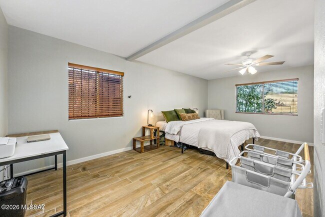 Building Photo - 2191 S Sunburst Dr