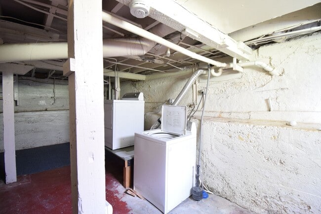 Building Photo - 2 Bedroom 1 Bath Home with Large Yard in t...