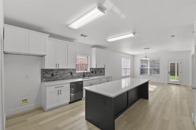 Building Photo - 16727 Summer Cypress Ct
