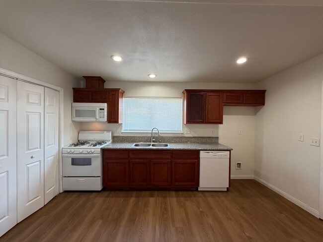 Building Photo - 516 2nd St