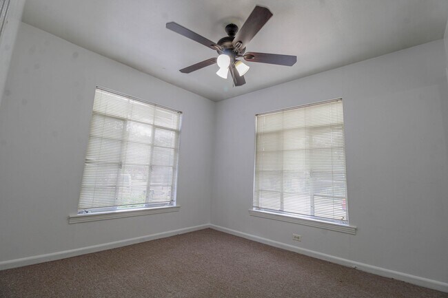 Building Photo - 1327 Vanderbilt St