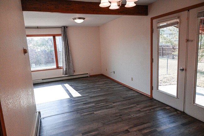 Building Photo - 916 Montana St