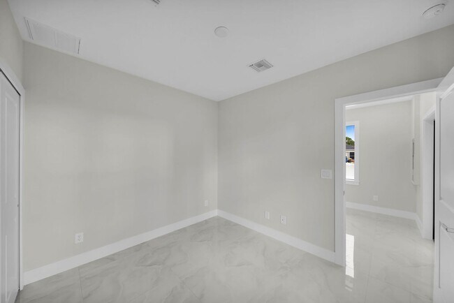 Building Photo - 462 Lampion Ave S