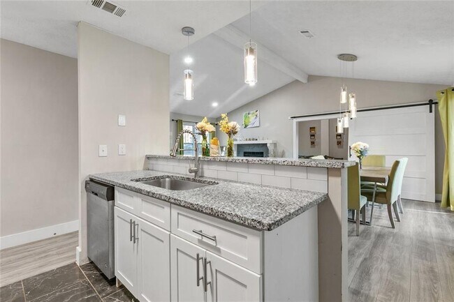 Building Photo - 494 Plainville Dr SW