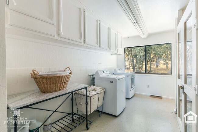 Building Photo - Wine Country Living in Spacious Glen Ellen...