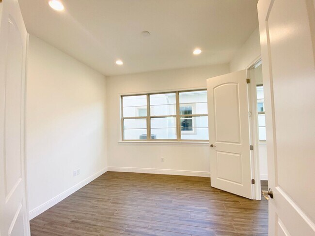 Building Photo - Luxury house for rent