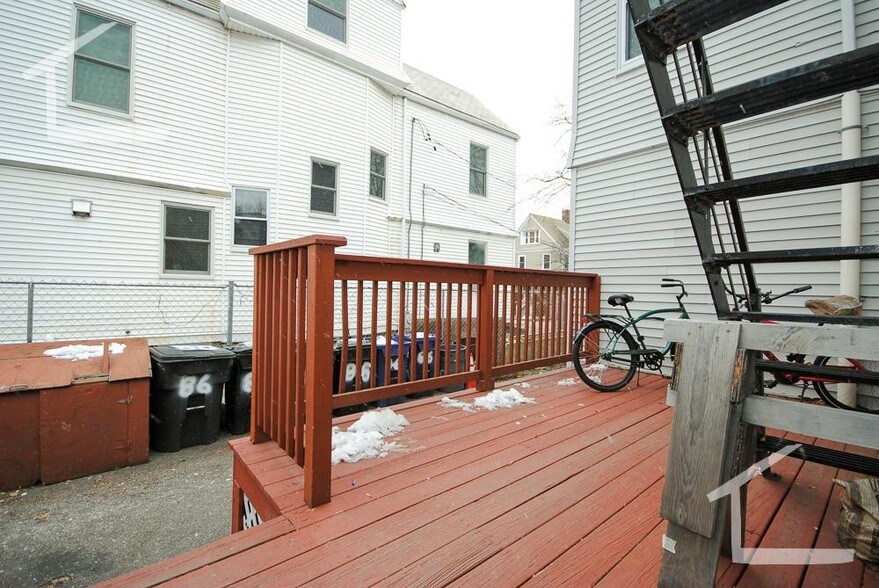 Building Photo - 86 Linden St