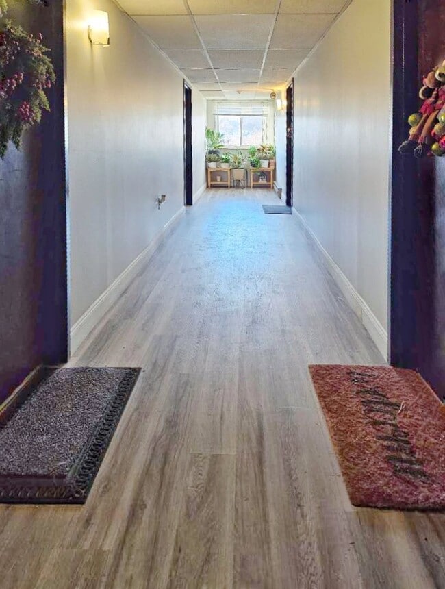 Building Photo - Beautiful renovated 3 bed 2 bath townhouse with deeded parking and easy Highway access