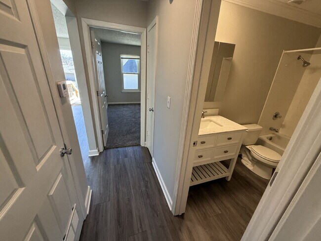 Building Photo - Updated 2 Bedroom/1 Bath Apartment in Parkville *READY NOW*