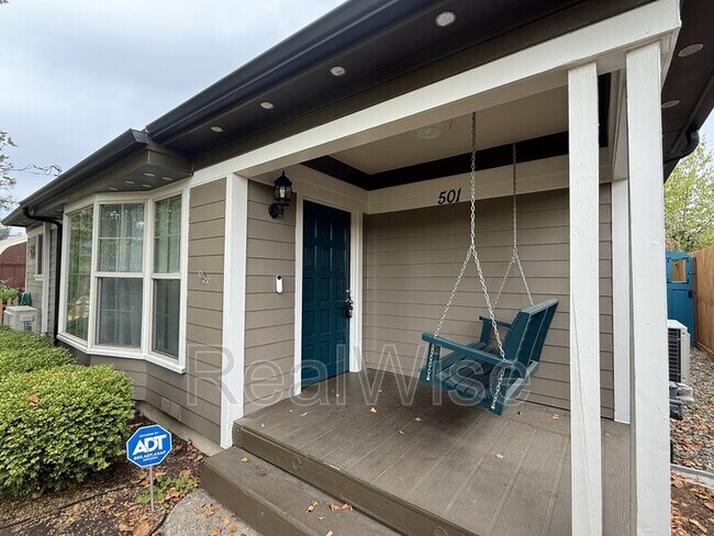 Building Photo - 501 NE Broadway St