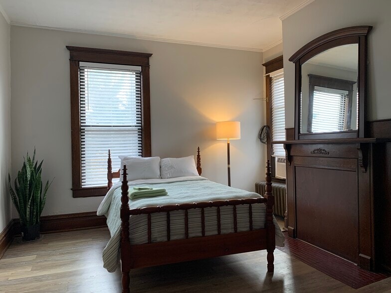 Bedroom view (full bed shown for scale) - 350 Cobun Avenue