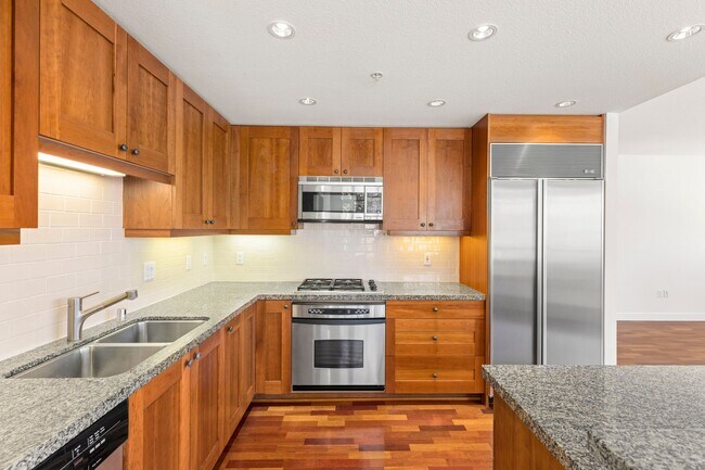 Building Photo - Stunning Marina District 2 Bedroom + a Lof...