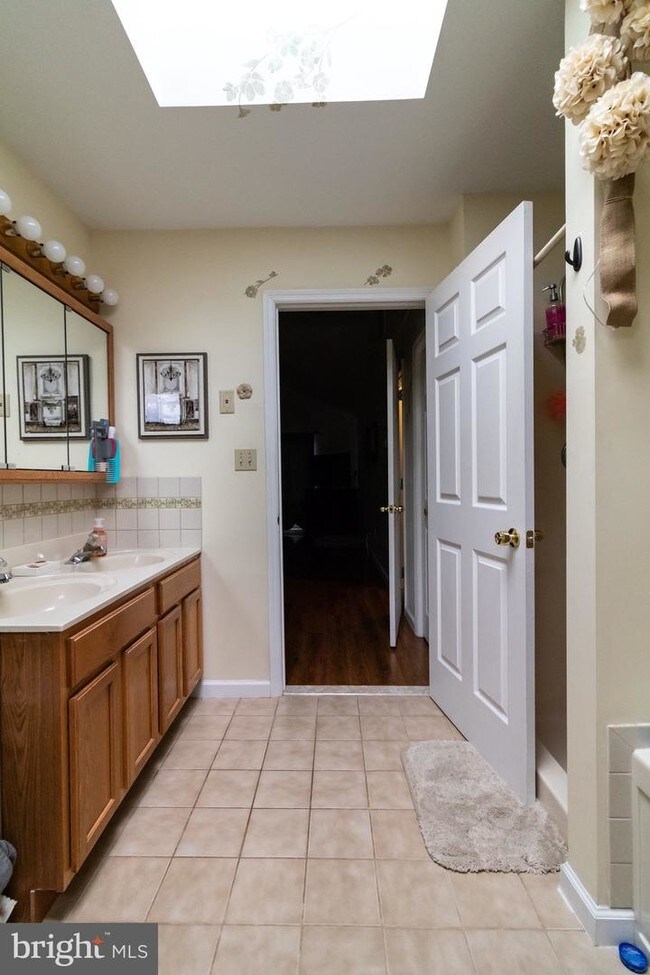 Building Photo - 305 Cherokee Dr