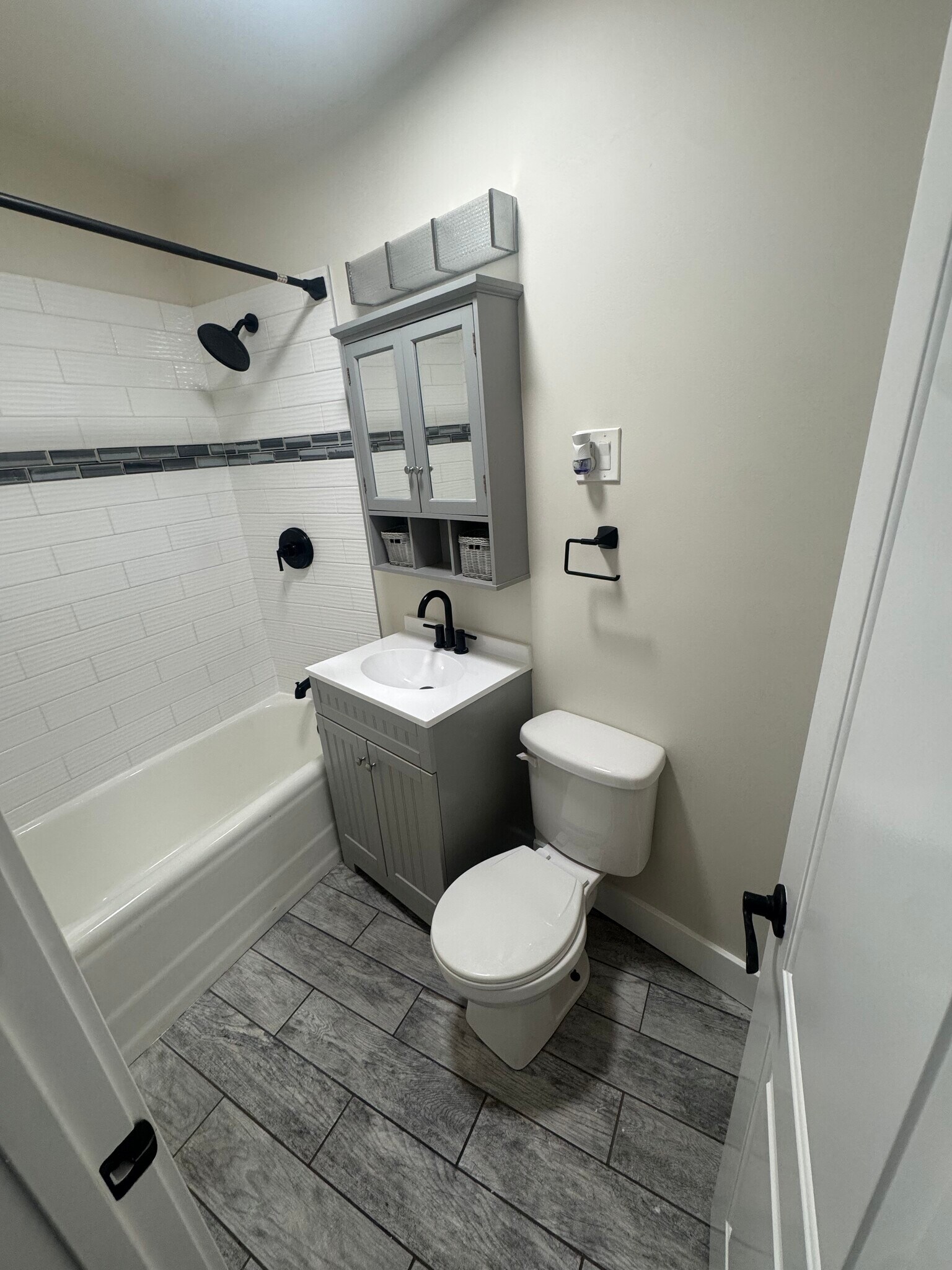 Building Photo - 3837 N Greenview Ave