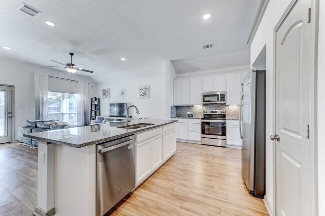 Building Photo - 204 Shoreview Dr