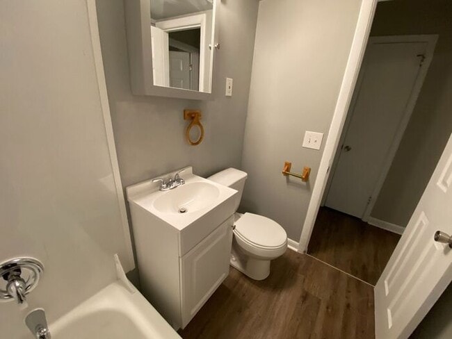Building Photo - 1 Bed / 1 Bath Renovated Condo in South Nashville! Close to laundry! Surrounded by woods!