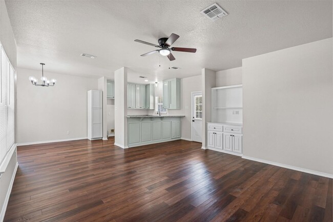 Building Photo - Charming Home In Weatherford