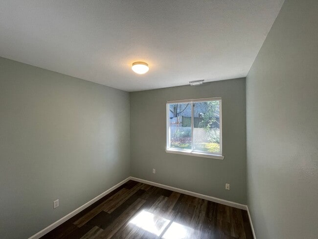 Building Photo - Charming 3 Bed/2 Bath Rambler in NE Tacoma — Cul-de-Sac Living with a Fenced Yard