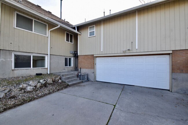 Building Photo - Spacious 5 Bedroom 3 Bathroom Home in Sandy!