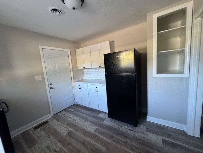 Building Photo - 2 bed 1 bath dupex