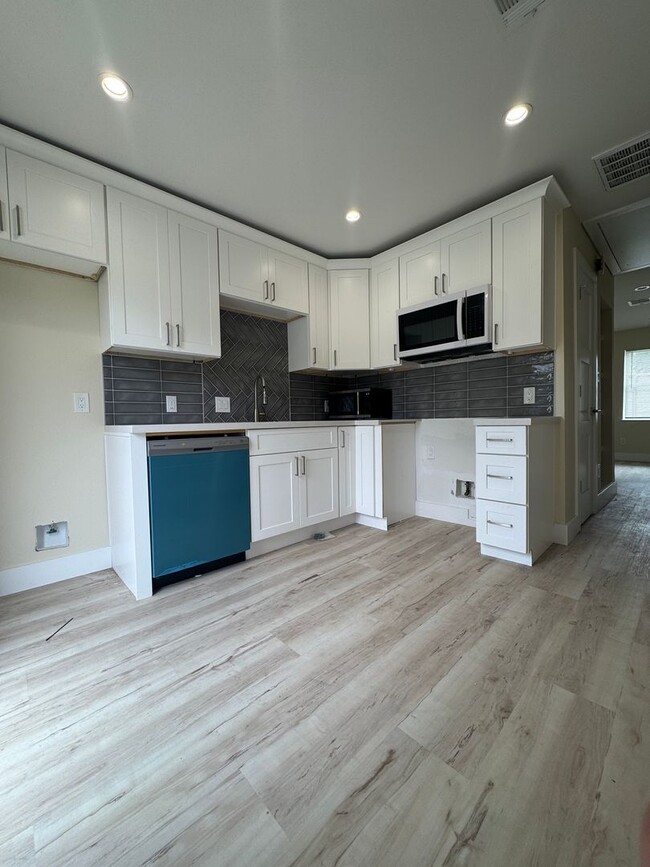 Building Photo - 7316 La Salette St