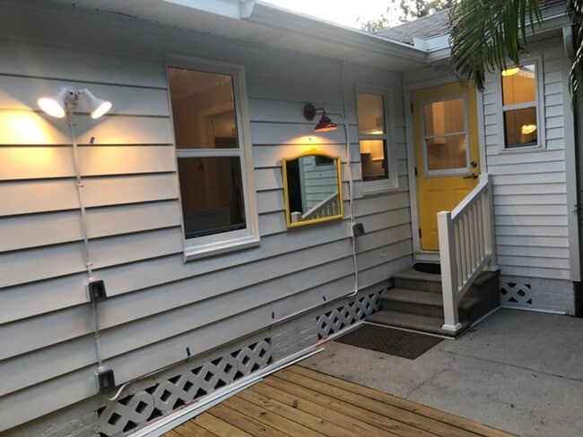 Building Photo - Charming two bedroom two bathroom cottage in North St. Petersburg Fully Updated.