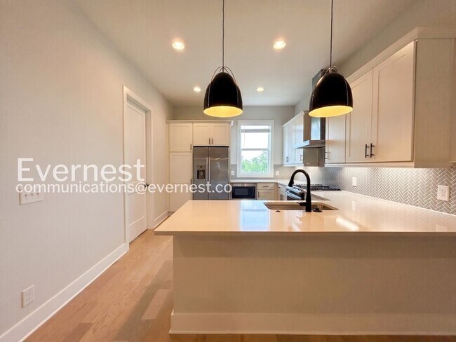 Building Photo - 4 Bed, 4.5 Bath Town Home with Garage / Available Now!