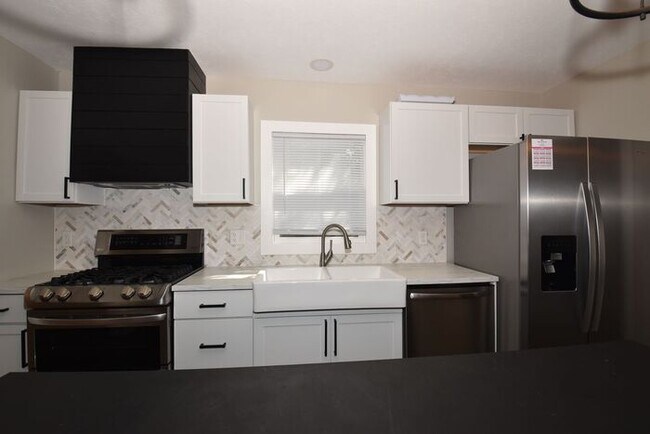 Building Photo - Central Mishawaka- close to Parks and Down...