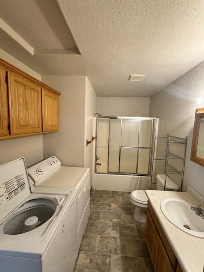 Building Photo - CLEAN SINGLE LEVEL 2 BEDROOM HOME/ WITH DE...