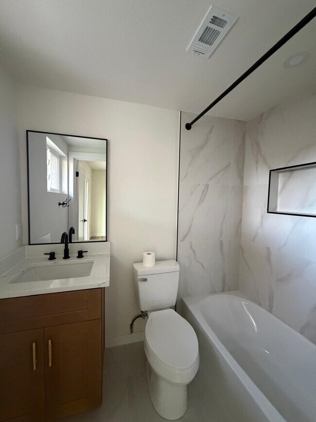 Building Photo - 2618 Pine Village Dr