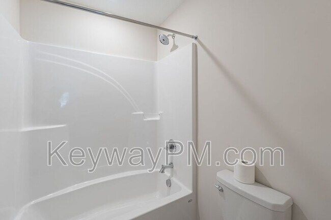 Building Photo - 585 Hampton Dr