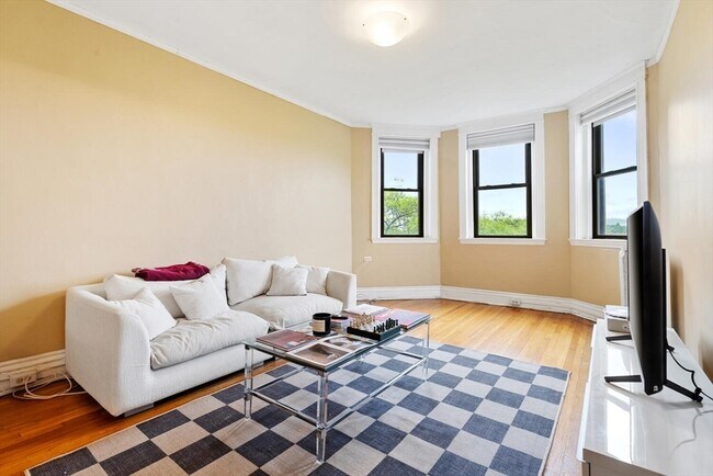 Building Photo - 378 Riverway