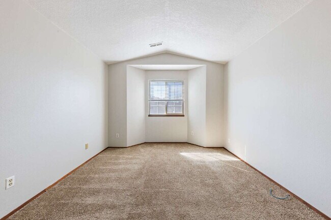 Building Photo - Spacious Townhome 3 Bedrooms plus office!