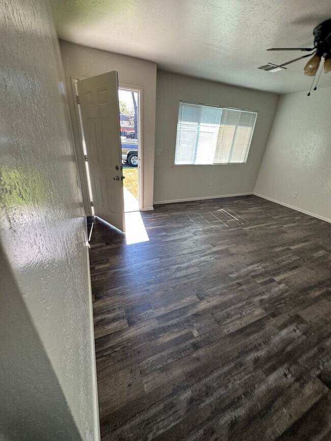 Building Photo - Bridge