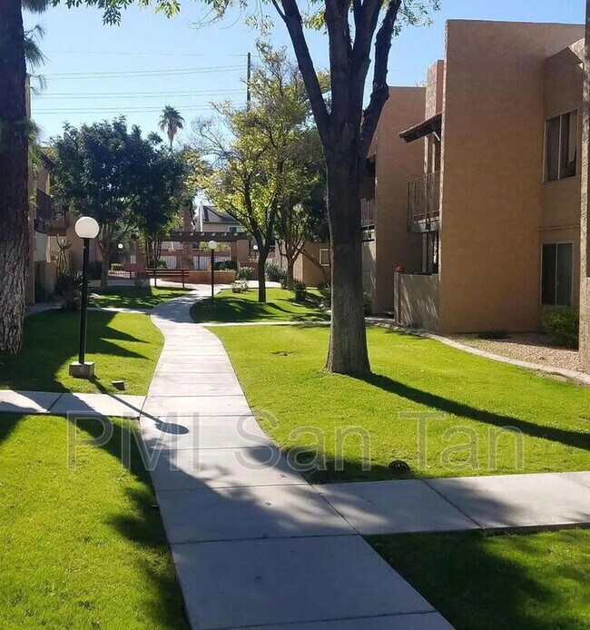 Building Photo - 5525 E Thomas Rd